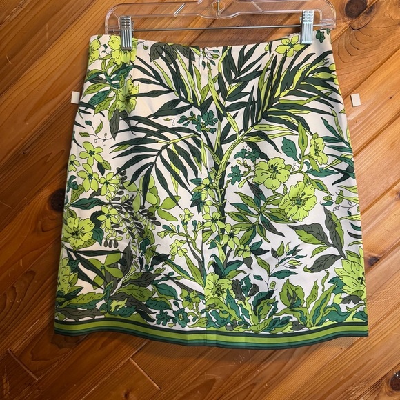J. Crew Silk Skirt with Green and White Floral Design Size 6 - Picture 3 of 4